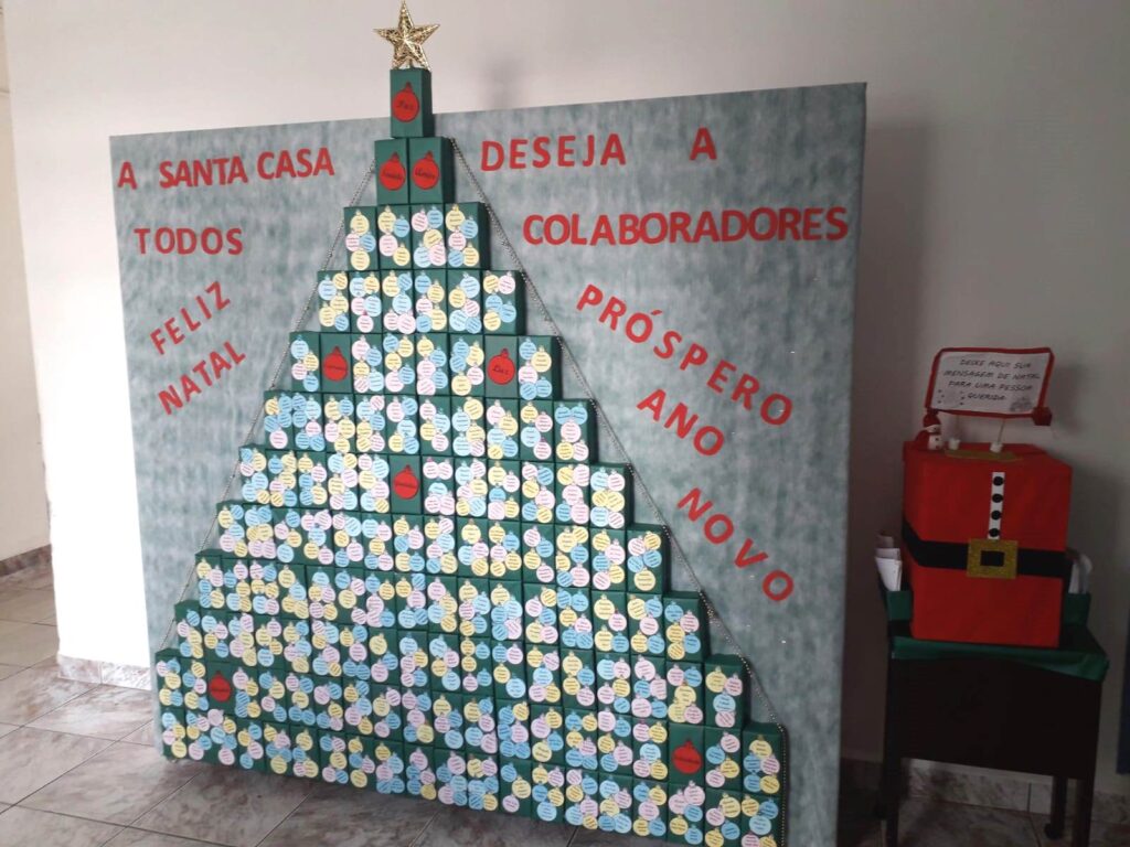 Árvore de Natal da Santa Casa tem nomes de colaboradores
