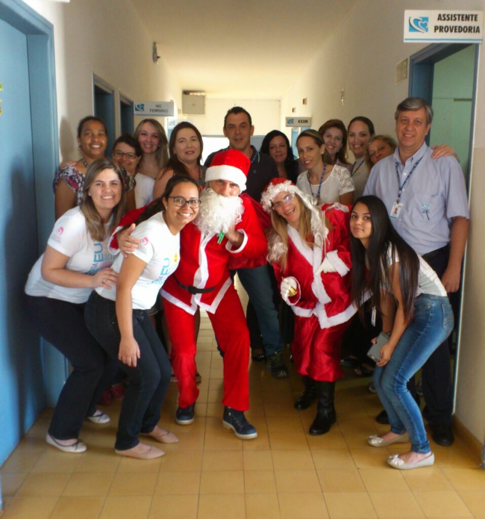 Visita do Papai Noel leva esperança e alegria a pacientes da Santa Casa