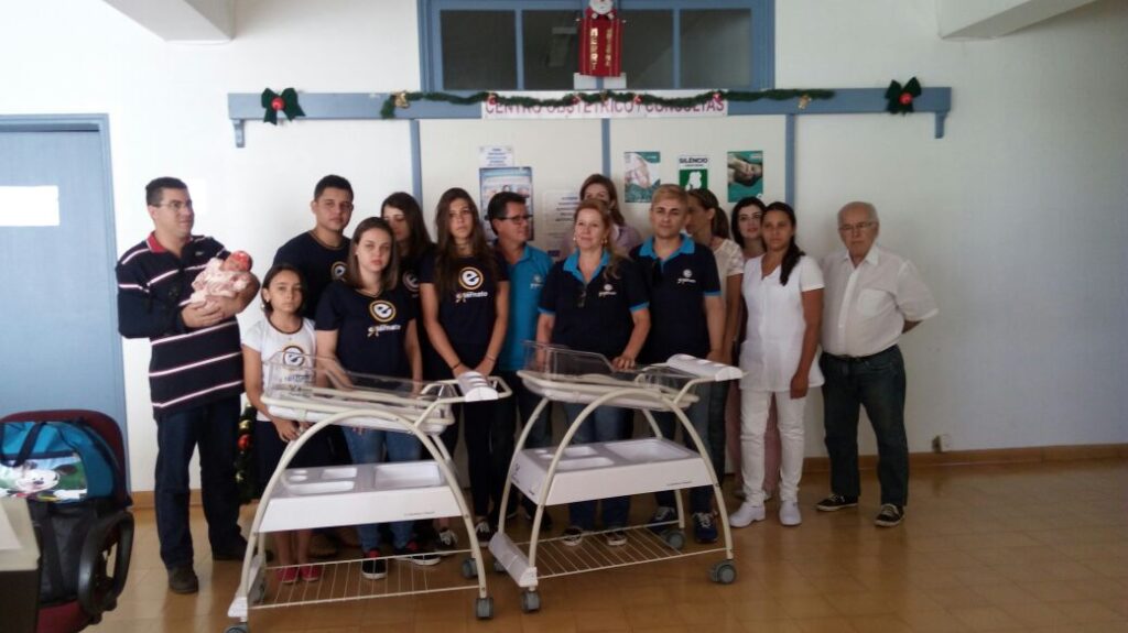Estudantes do Colégio Externato arrecadam dinheiro com show e doam berços para a Santa Casa